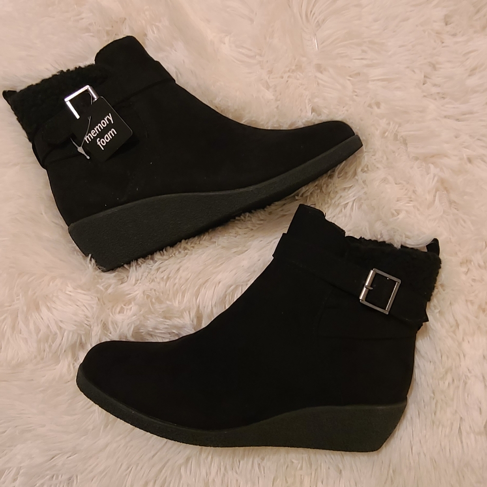 Black wedge boots 8.5